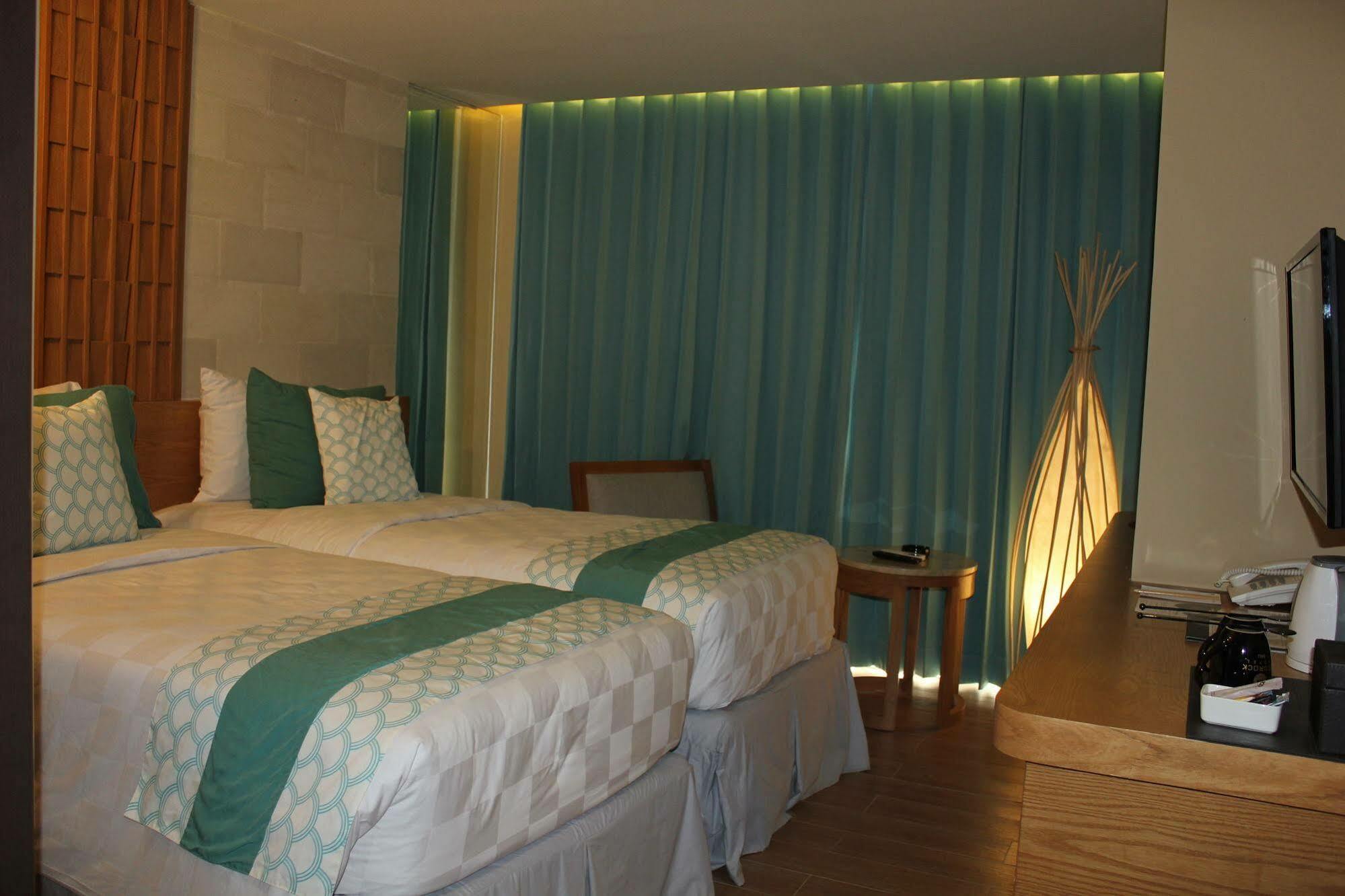 Hotel Bedrock Kuta 4*