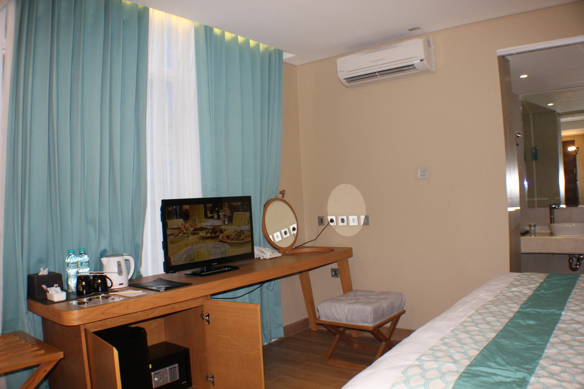 Hotel Bedrock Kuta 4*